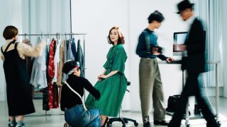 フォトグラファーやカメラマンにおすすめの服装紹介 黒が正解ではない ふぉとるプラス 写真がもっと好きになる総合webメディア